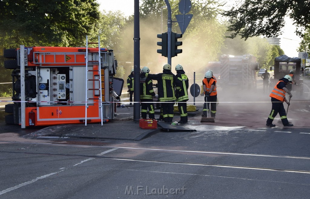 TLF 4 umgestuerzt Koeln Bocklemuend Ollenhauer Ring Militaerringstr P059.JPG - Miklos Laubert